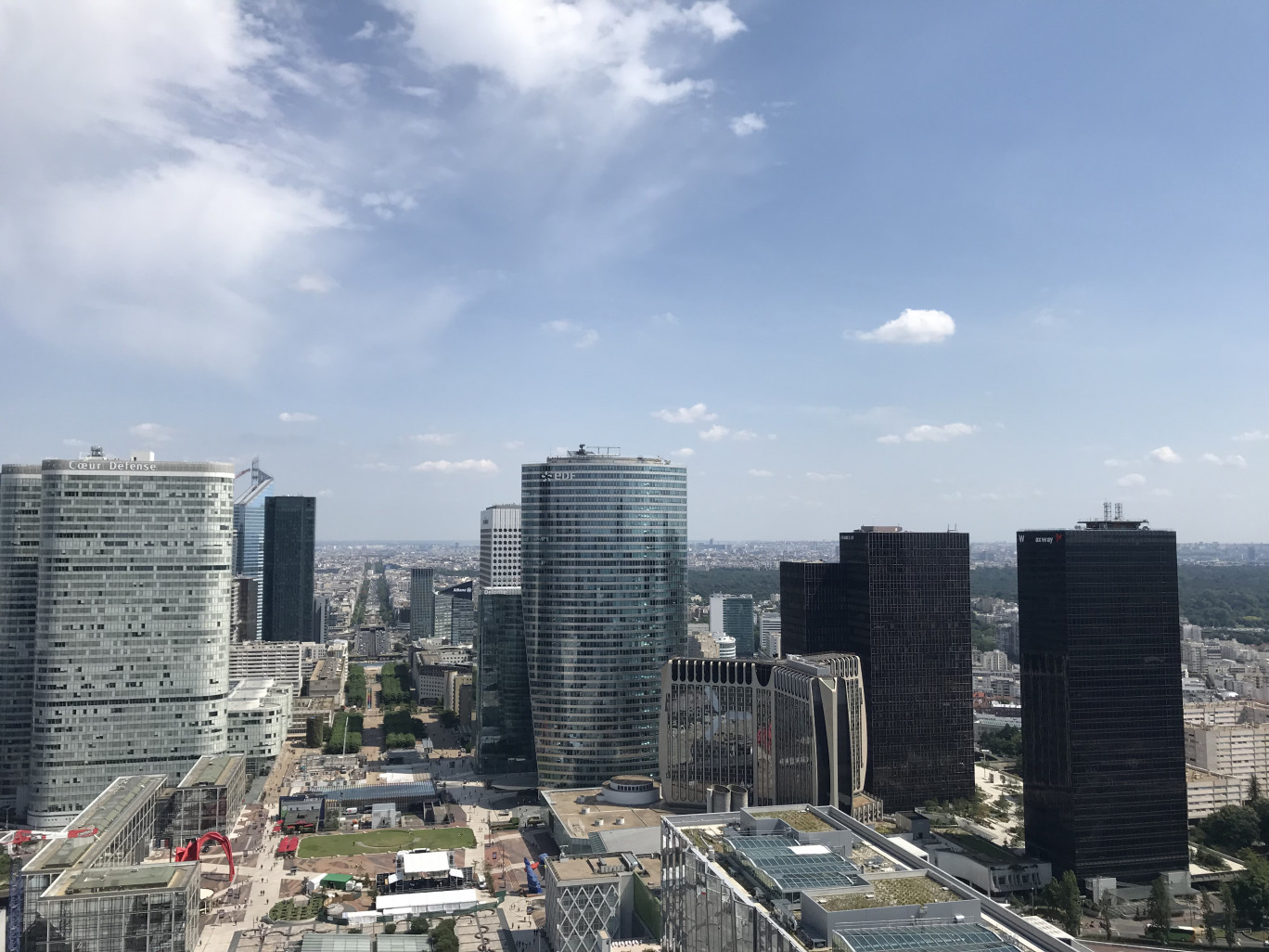 Crédit Photo : Olivier RAZEMON pour DSI  « Habituellement, 190 000 personnes arpentent chaque jour le quartier de la Défense, à Paris. Ils ne sont plus que 35 000 en ce moment » 