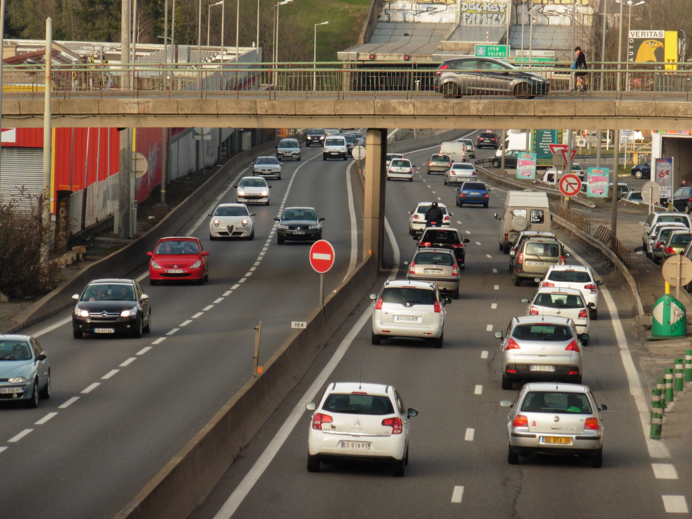 Crédit photo : Olivier Razemon pour DSI  Les secteurs populaires sont plus souvent striés par des voies rapides ( ici, à Saint-Étienne)  qui interdisent le passage, à pied, d’un quartier à l’autre.