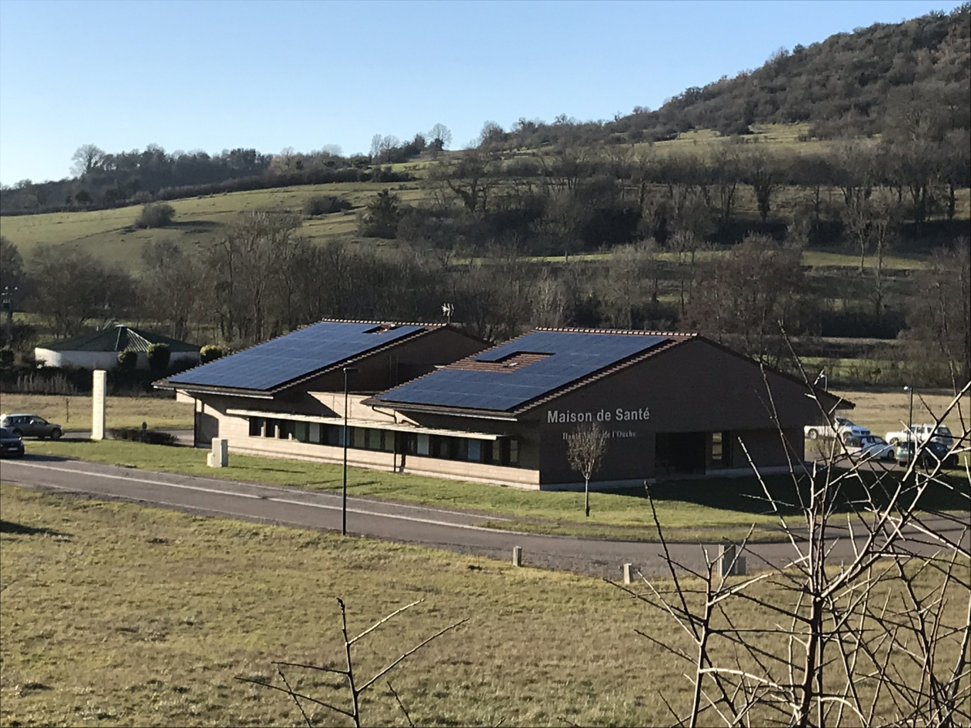 Le toit de la maison de la santé accueille désormais 200 m² de panneaux photovoltaïques qui alimentent 17 bâtiments de la collectivité. (@ Communauté de communes Pouilly / Bligny)