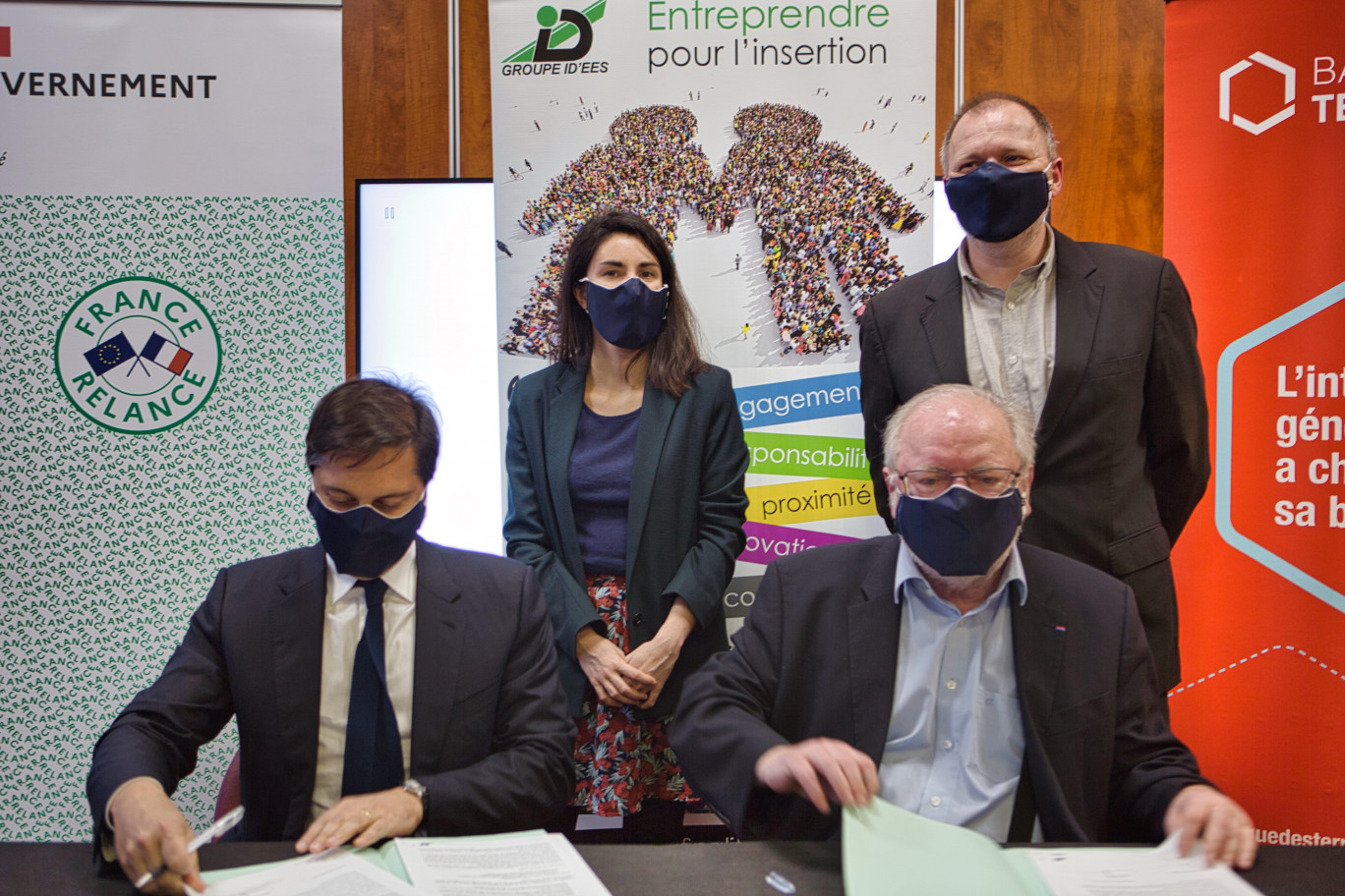 De gauche à droite :Antoine Troesch, directeur de l’investissement de la Banque des Territoires, Natacha Vieille, sous-préfète à la relance en Bourgogne-Franche-Comté, Pierre Choux, président d’ID’EES et Patrick Choux, directeur général.(@Aletheia Press/Arnaud Morel)