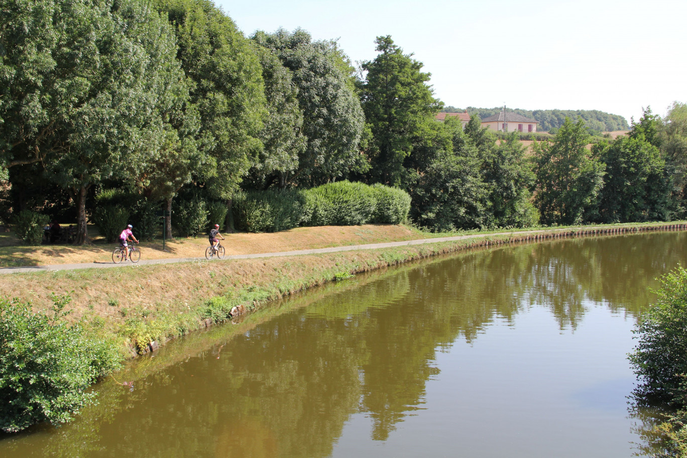 Le canal du Centre va bénéficier d’investissements pour gagner en attractivité touristique et répondre aux attentes nouvelles du tourisme fluvial et à vélo. (© Communauté urbaine Creusot-Montceau)