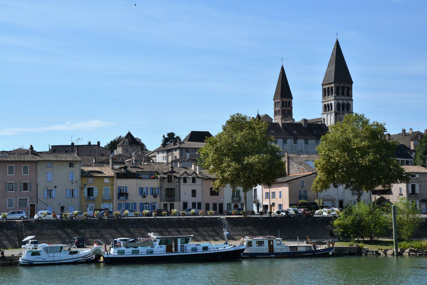 Le chéquier des incontournables de Saône-et-Loire vise à valoriser les sites touristiques du département, ici l’abbaye de Saint Philibert à Tournus, tant auprès des touristes que des habitants. (@ Pixabay)