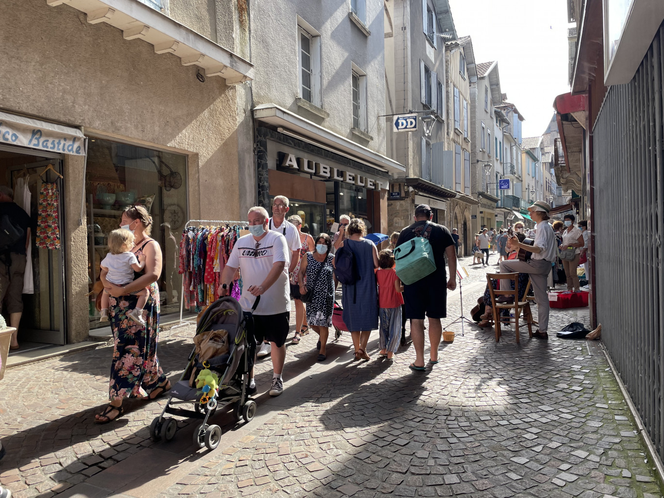 Les consommateurs ont pratiquement retrouvé une vie normale, comme dans cette rue commerçante de Villefranche-de-Rouergue (Aveyron), un jour de marché, en août.