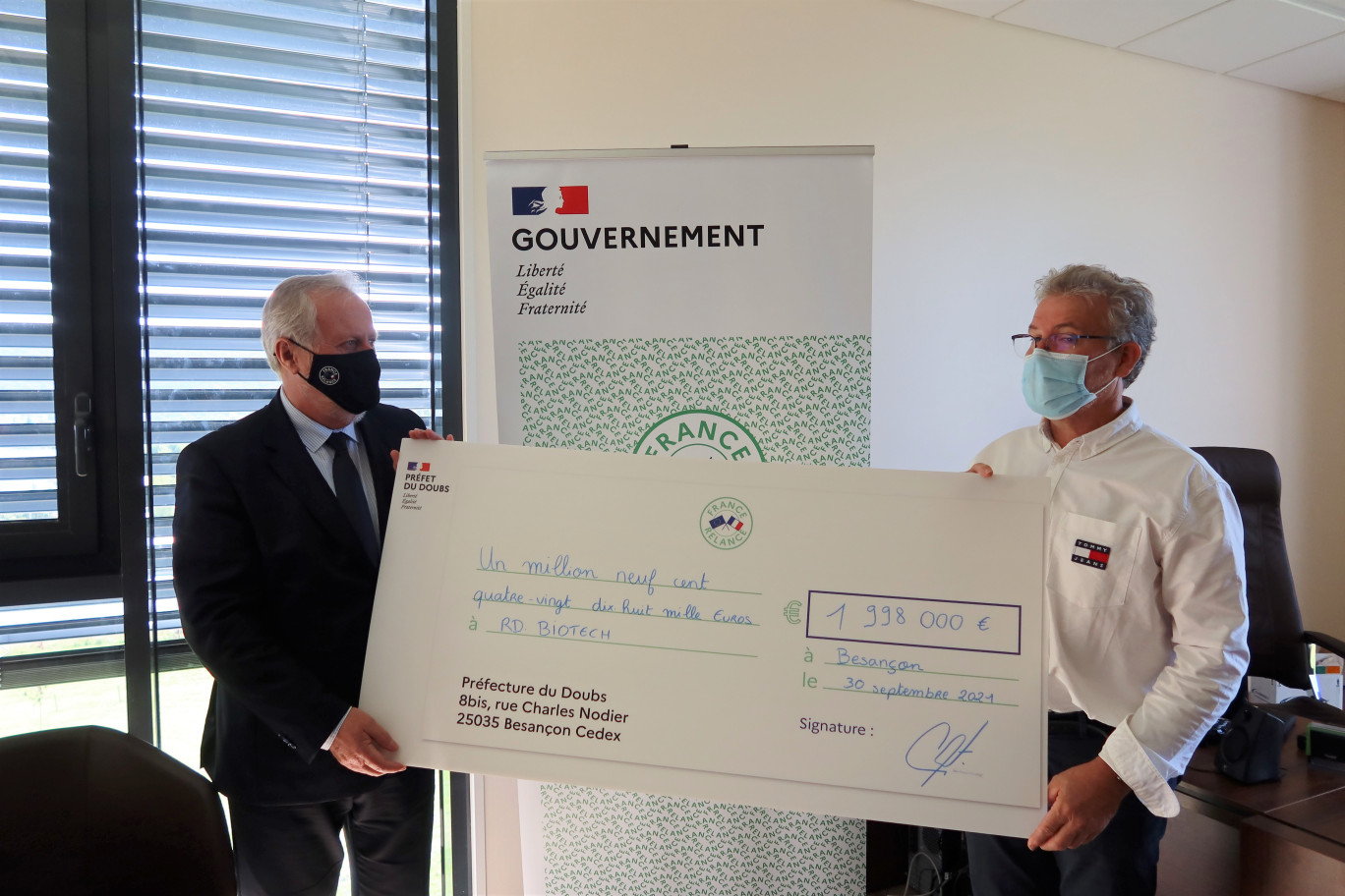 Le préfet du Doubs, Jean-François Colombet a remis le chèque France Relance de 1 998 000€ à Philippe Dulieu, dirigeant de l’entreprise. (Préfecture du Doubs)