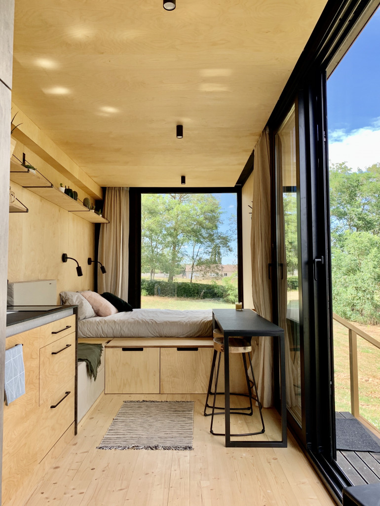 L’intérieur comprend les équipements indispensables pour vivre et offre une véritable fenêtre ouverte sur la nature. (© Aletheia Press / Kab’inn)