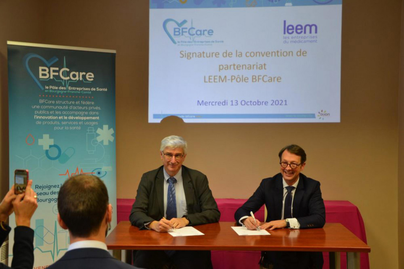 Patrick Alexandre, président de BFCare, et Philippe Lamoureux, Directeur Général du Leem, ont signé une convention de partenariat le 13 octobre dernier. (© BFCare)