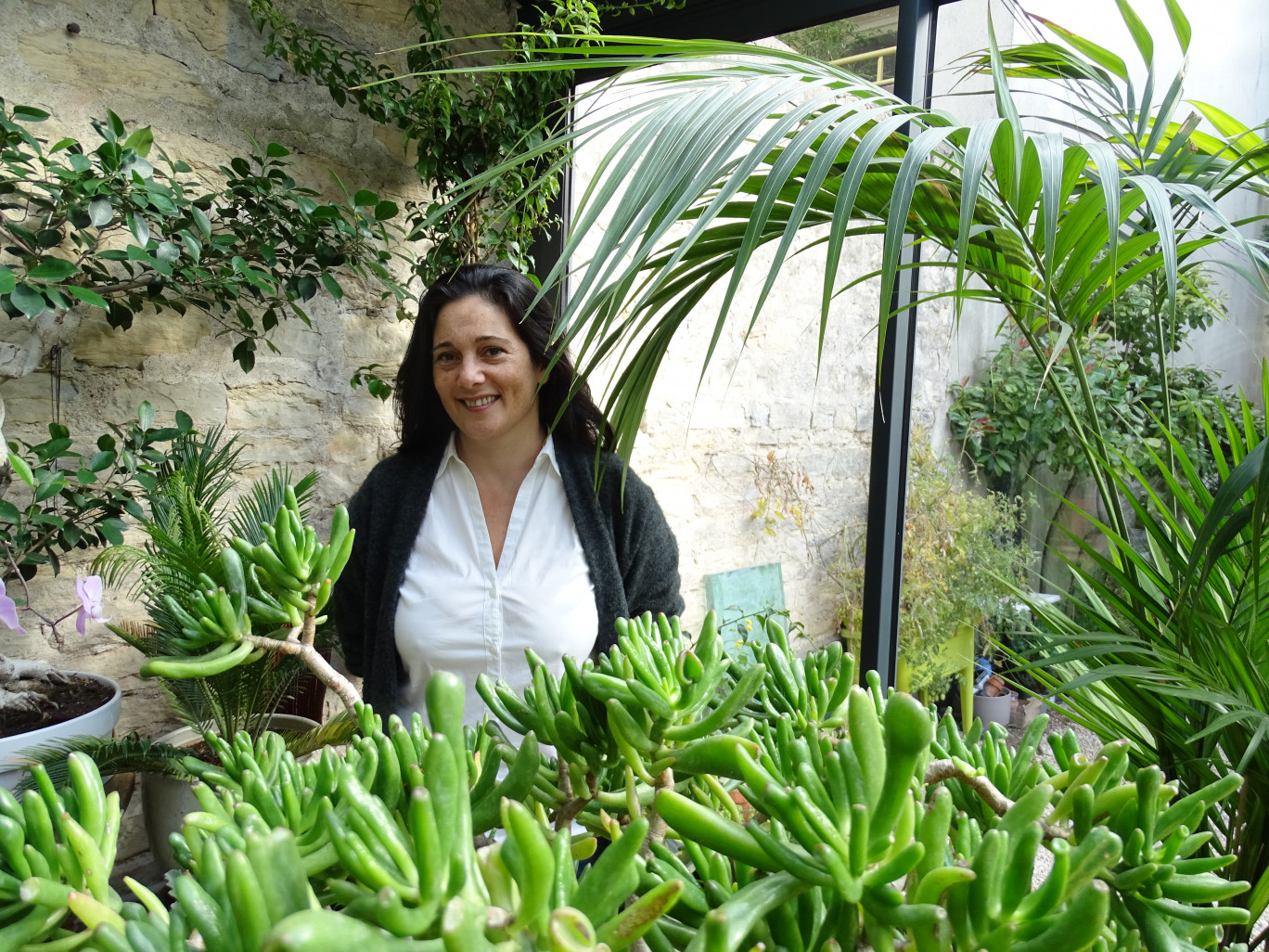 Chantale Thierry vit entourée de plantes et veut encourager leur réemploi plutôt que le gaspillage. (© Aletheia Press / Nadège Hubert)