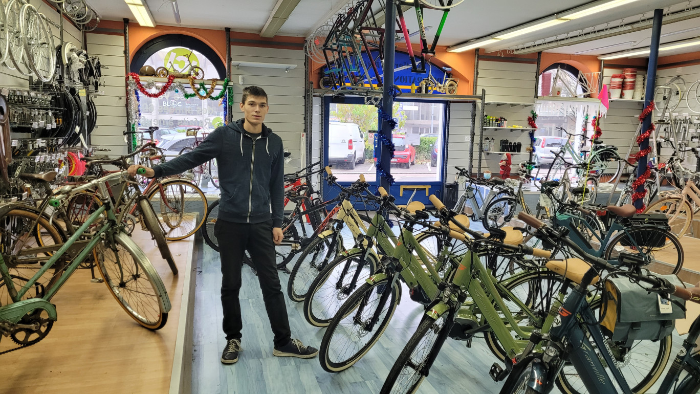 Depuis ses 12 ans, Pierre Gibaud restaure pour le plaisir de vieux vélos à son domicile, c’est un monde qu’il connaît sur le bout des doigts. (© Europe vélos)