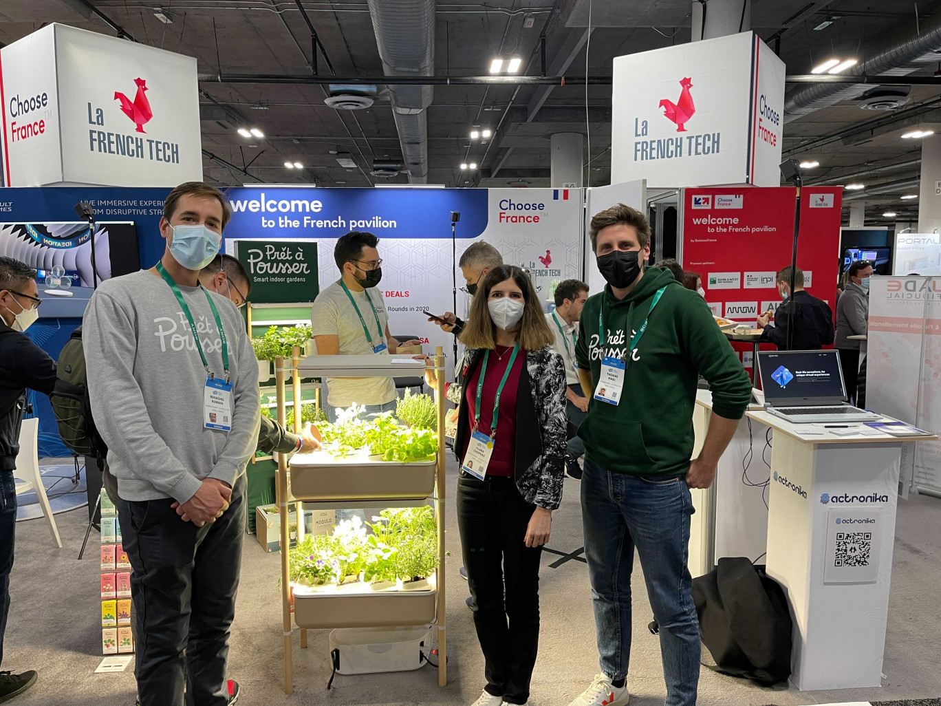 de gauche à droite Romain Behaghel , co-fondateur de Prêt à Pousser, Clara Chappaz, directrice de la FrenchTech, et Mael Thomas, directeur Général de Prêt à Pousser, sur le stand de la start-up au CES de Las Vegas, en janvier 2022