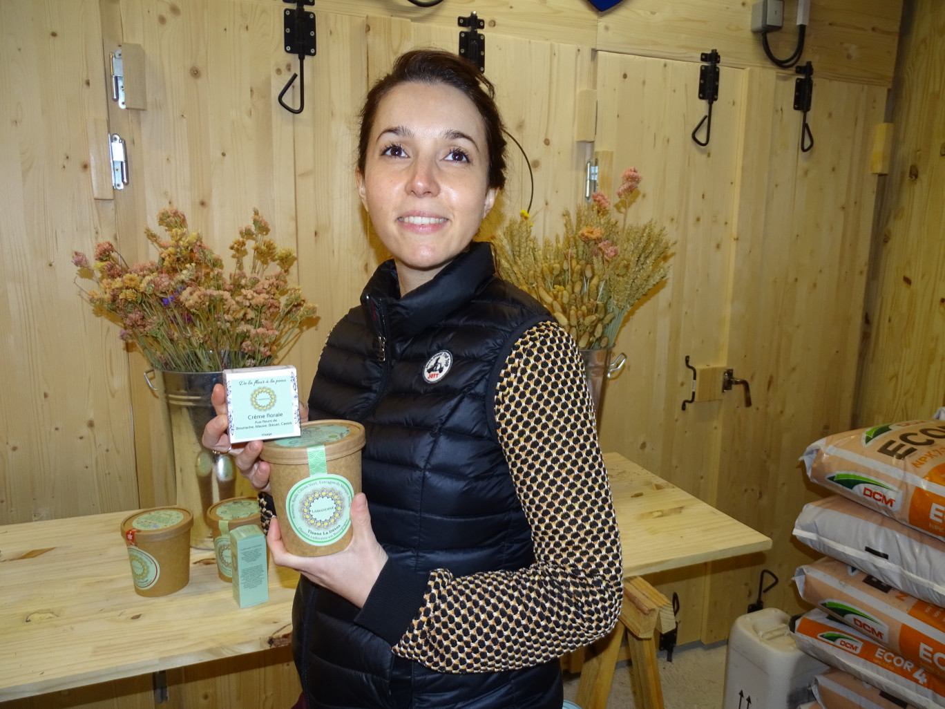 Amandine Deschamps cultive les fleurs pour concevoir des tisanes et des cosmétiques. (© Aletheia Press / N.Hubert)