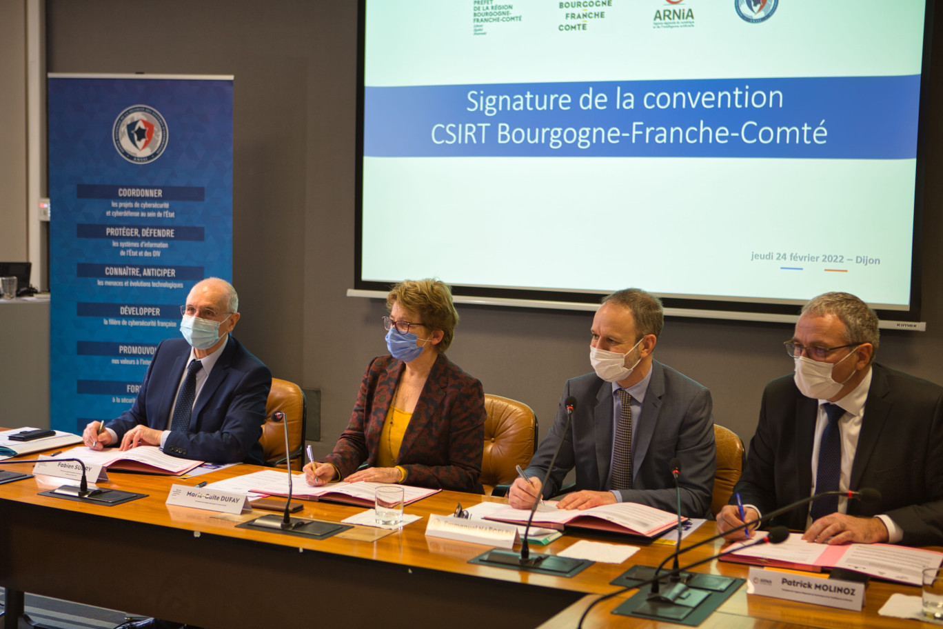 Signature de la convention entre la région Bourgogne-Franche-Comté et l’ANSSI. De G à : Fabien Sudry, préfet de région, Marie-Guite Dufay, présidente de région, Emmanuel Naëgelen, directeur général adjoint de l’ANSSI et Patrick Molinoz, responsable de l’Arnia (© Aletheia Press / Arnaud Morel)