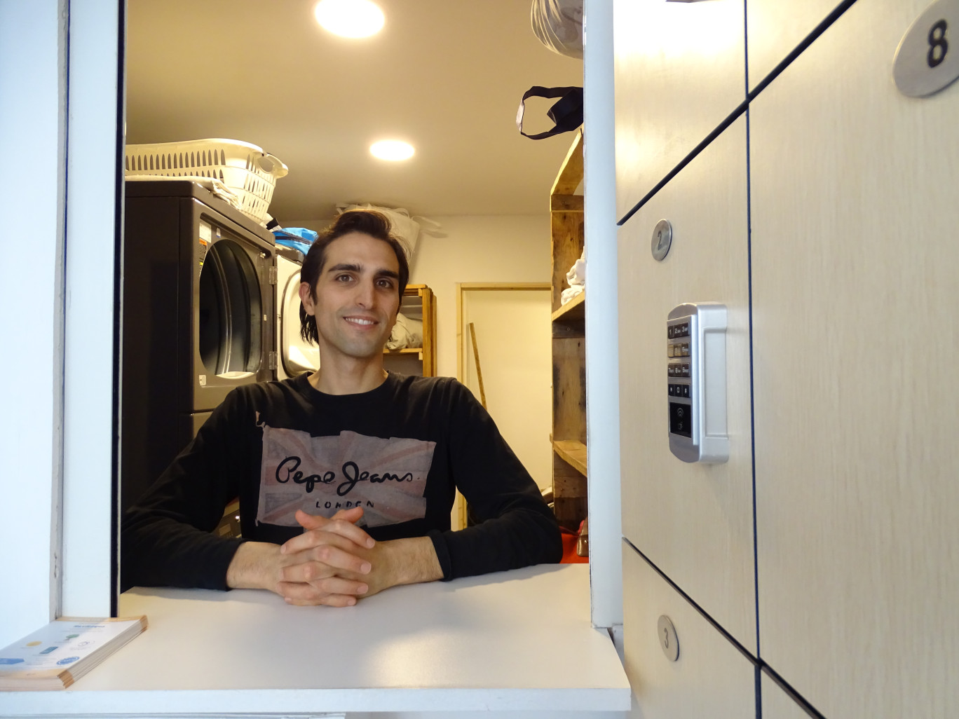 Du lavage au repassage, Cédric Impelletieri offre une gamme de services de laverie nouvelle génération, connectée et écologique. (Aletheia Press / Nadège Hubert)
