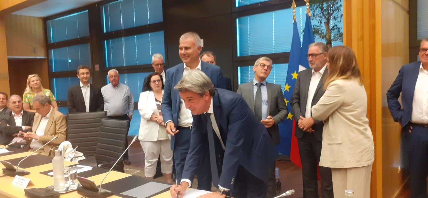 Le président de la FFB, Olivier Salleron, signe la déclaration