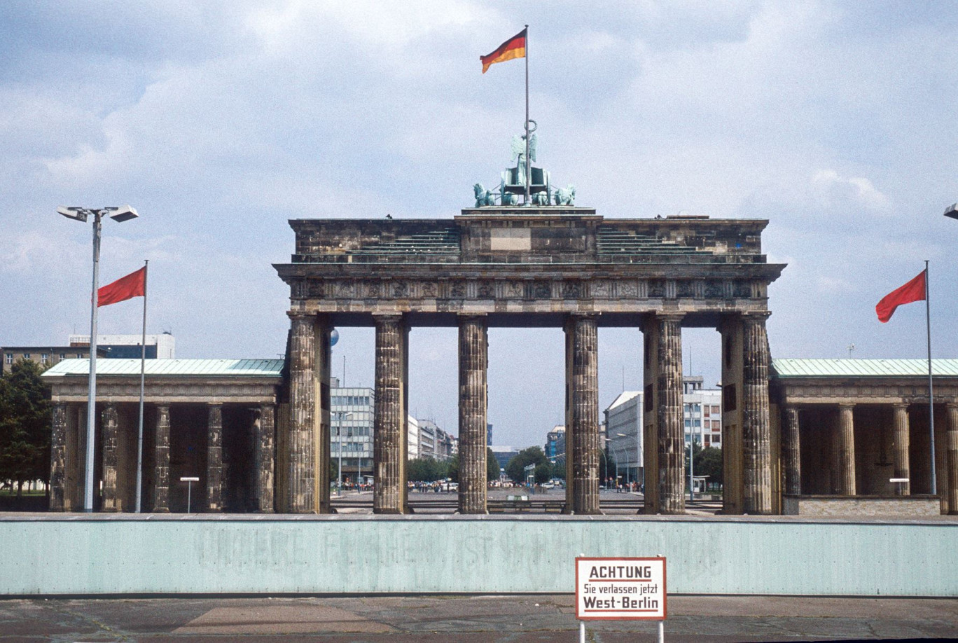La Porte de Brandebourg à Berlin, juillet 1980 © Andreas Prott