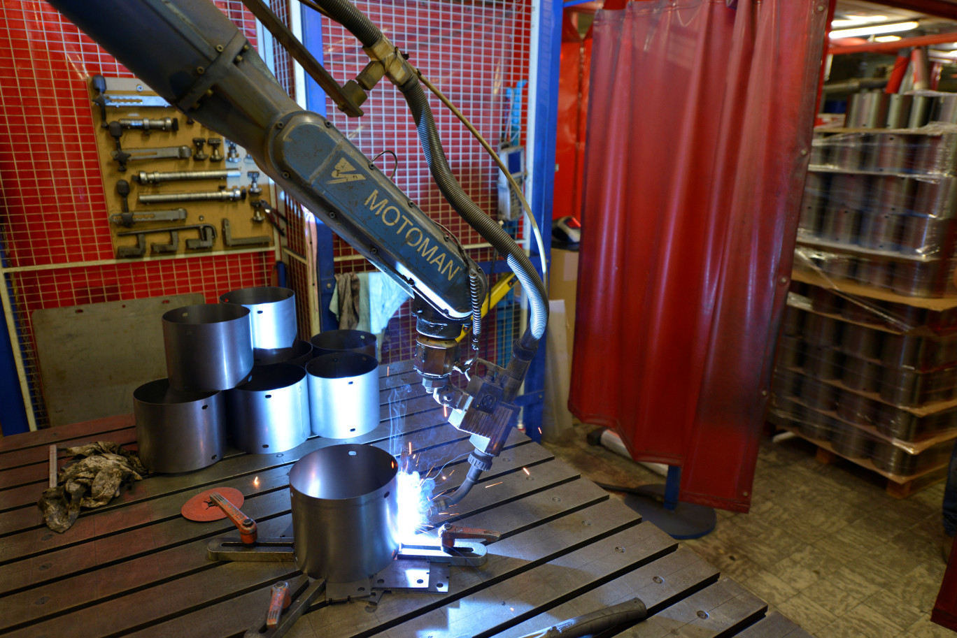 Dans les ateliers de la tôlerie Jannin-Carnet, les outils sont à l’œuvre pour transformer l’acier, l’inox, l’aluminium ou encore le cuivre et le laiton en pièces destinées à l’emmagasinement d’énergie, au transport ou encore pour concevoir des machines spéciales. (© Tôlerie Jannin-Carnet)