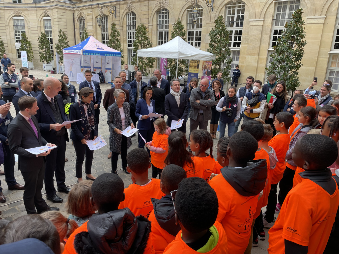 Elisabeth Borne et les ministres remettent leur diplôme « Savoir rouler à vélo »aux enfants.