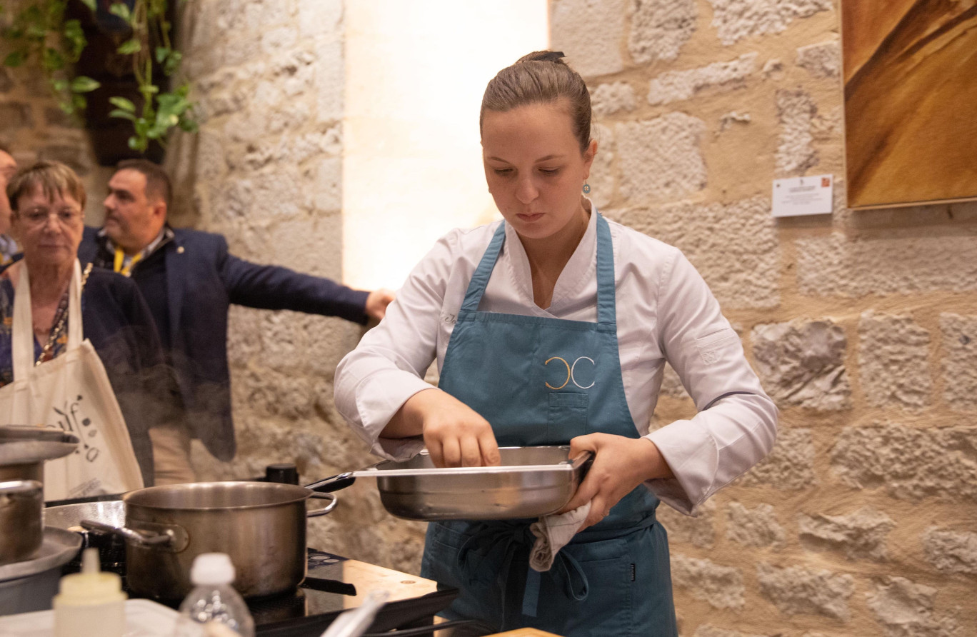 Joy-Astrid Blanchard-Poinsot est la première femme et la première Côte-d’orienne à remporter le championnat du monde de l’œuf en meurette. (© Bénédicte Manière)