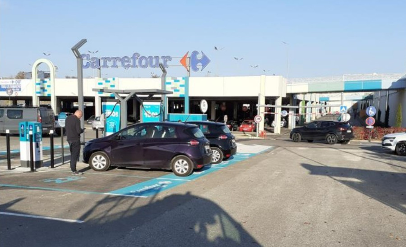 Le parking Carrefour de Quetigny s’est équipé de plusieurs bornes de recharge pour véhicules électriques. (© Allego)