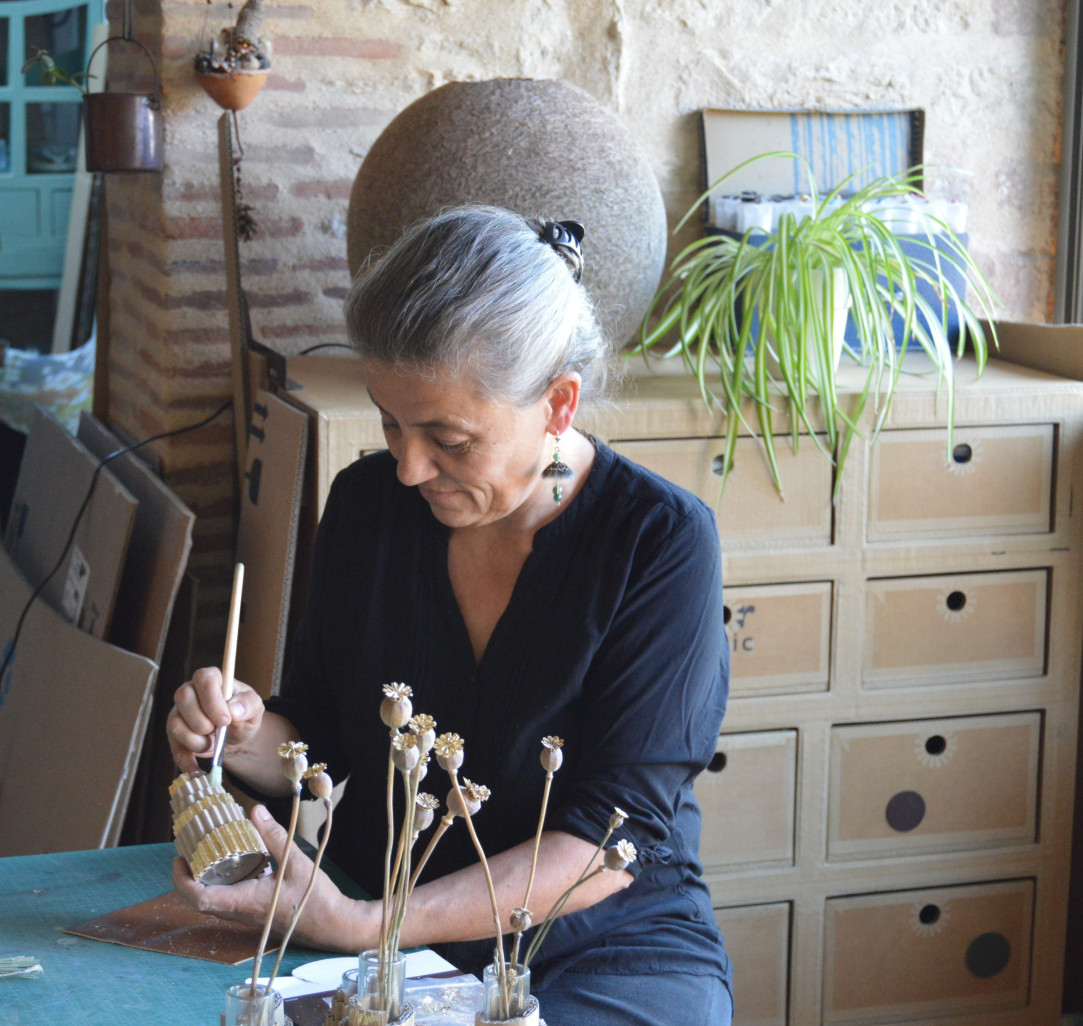 Magali Lagarde s’est prise de passion pour les meubles en carton qu’elle fabrique depuis 2009. (De l’imagination et du carton)