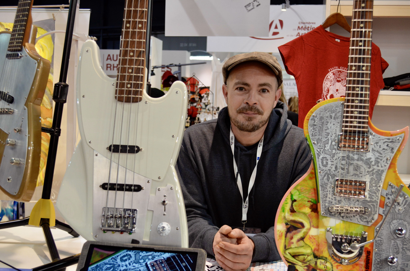 érémy Sachoux, artisan, est co-fondateur de Pistol Guitars avec son collègue et ami Cédric Dufour, graphiste. (Aletheia Press / C. De Martino)