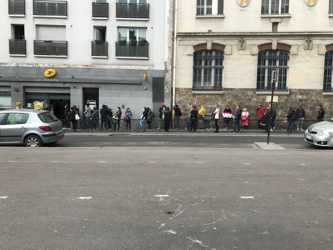 © : Olivier RAZEMON Une file d'attente devant La Poste, pendant le premier confinement, au printemps 2020.