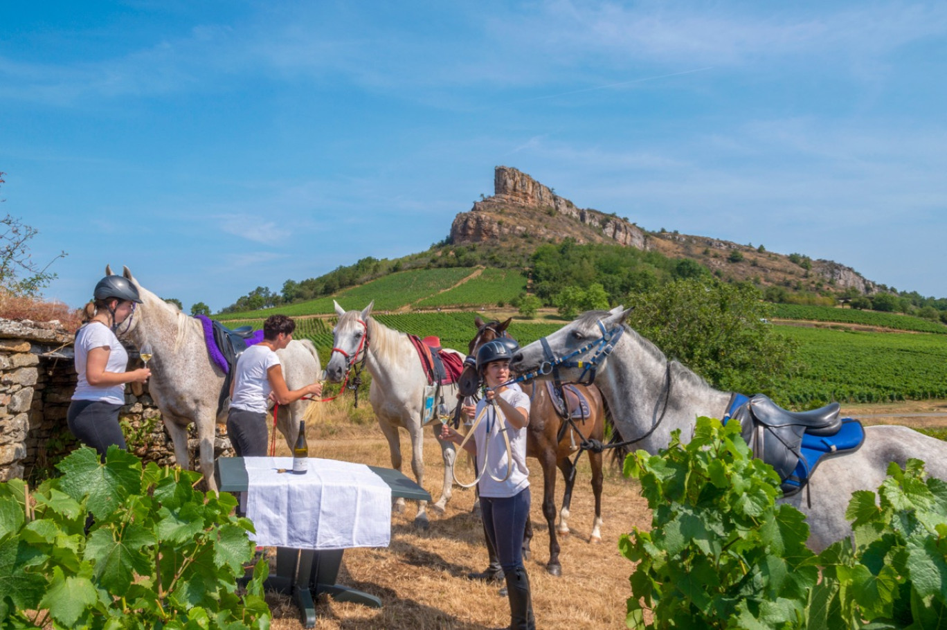 En Saône et Loire, les touristes affectionnent les sites naturels et les activités de pleine nature, mais aussi la gastronomie et l'œnotourisme. (© Alain Doire / BFC Tourisme)