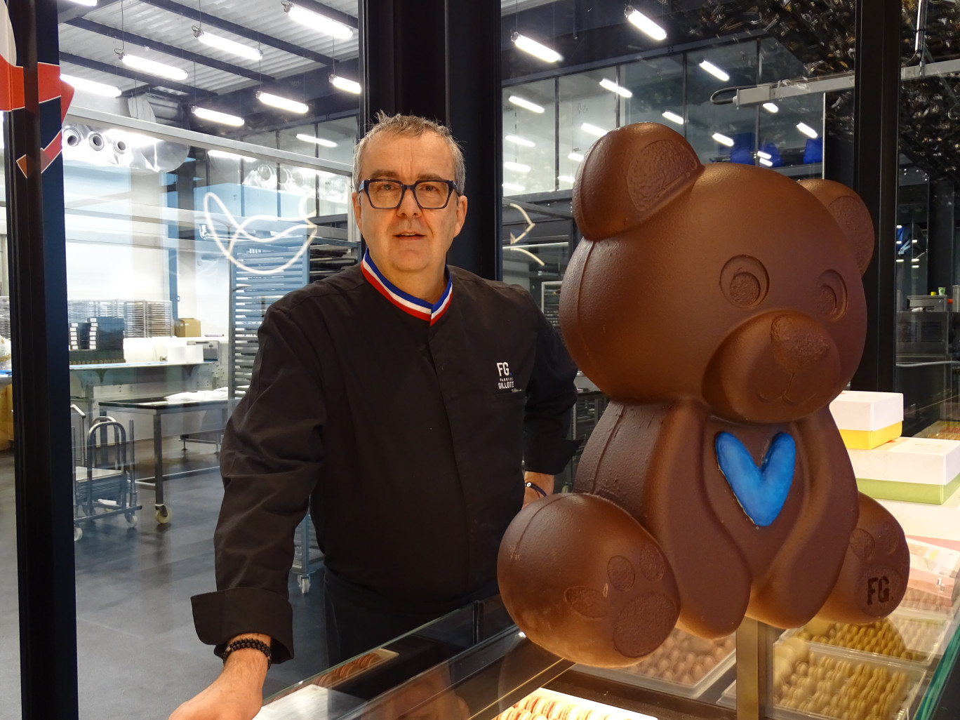 Fabrice Gillotte a pensé ses ateliers en toute transparence pour que les visiteurs de la boutique puissent admirer le chocolat autant que le savoir-faire des équipes. (Aletheia Press / Nadège Hubert)