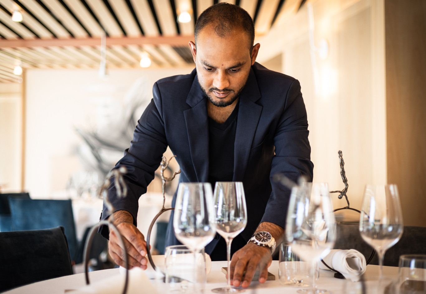 Sadik Muhaimin, chef de rang au restaurant l’Amaryllis, s’est donné les moyens d’atteindre ses objectifs professionnels et continue à voir plus loin. (© L’Amaryllis)