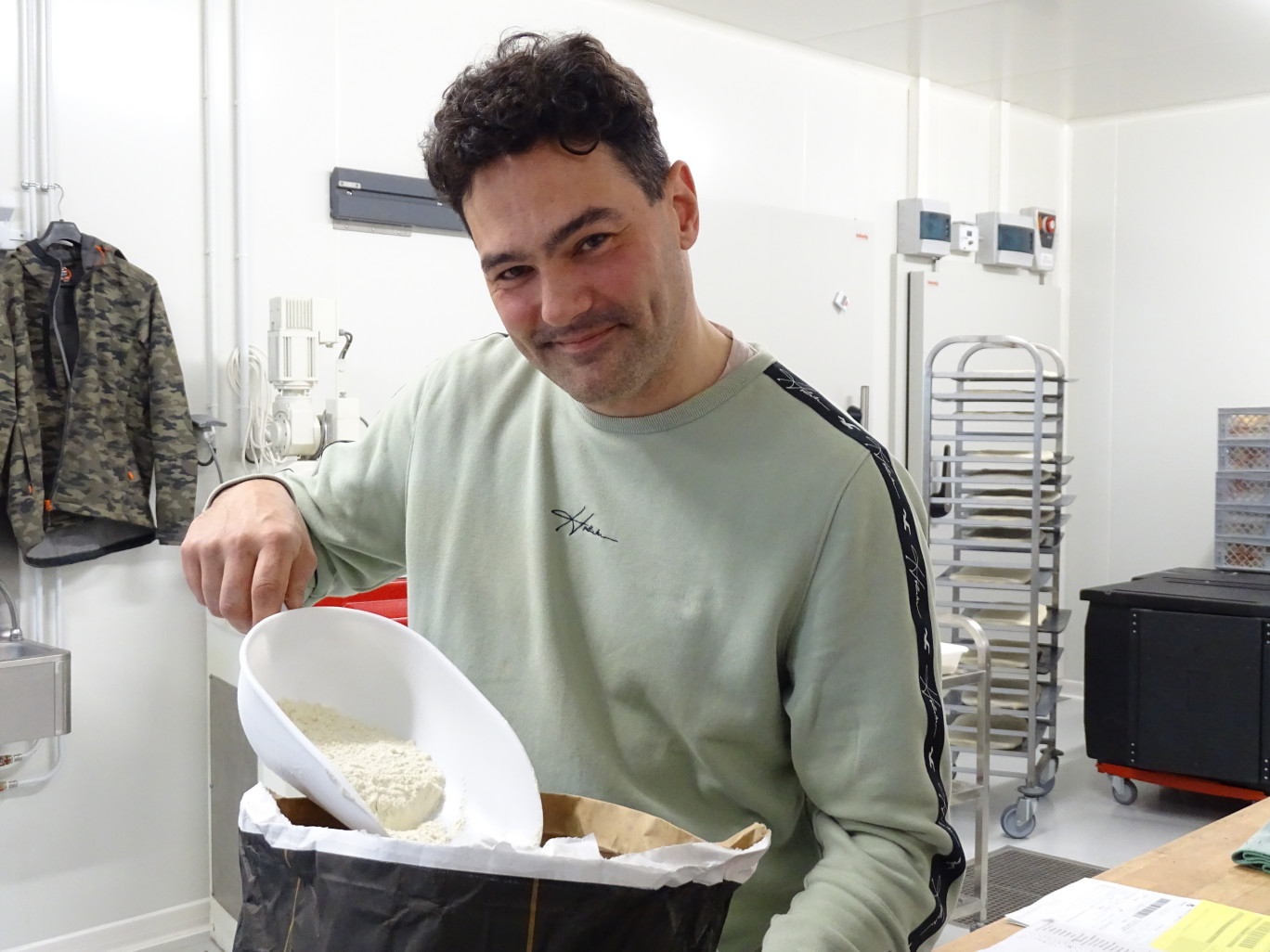 Louis Tortochot, boulanger, a créé Du Pain pour Demain en janvier 2011 et n’a cessé d’innover depuis avec un bar à croissants, des viennoiseries personnalisables ou encore un levain vieilli en fût de chêne. (© Aletheia Press / N.Hubert)