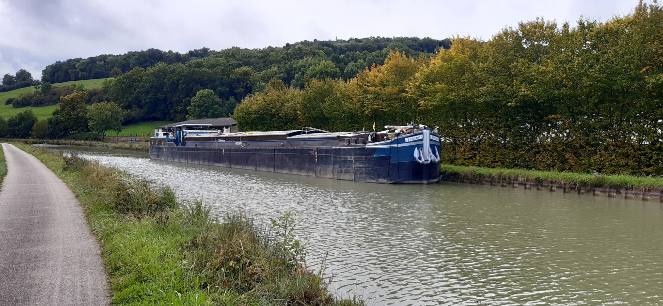 Le tronçon du Canal de Bourgogne entre Vénarey-les-Laumes et Pouilly-sur-Saône pourrait fermer dès janvier 2023, coupant la circulation fluviale entre le nord et le sud. (© Roger Collins)