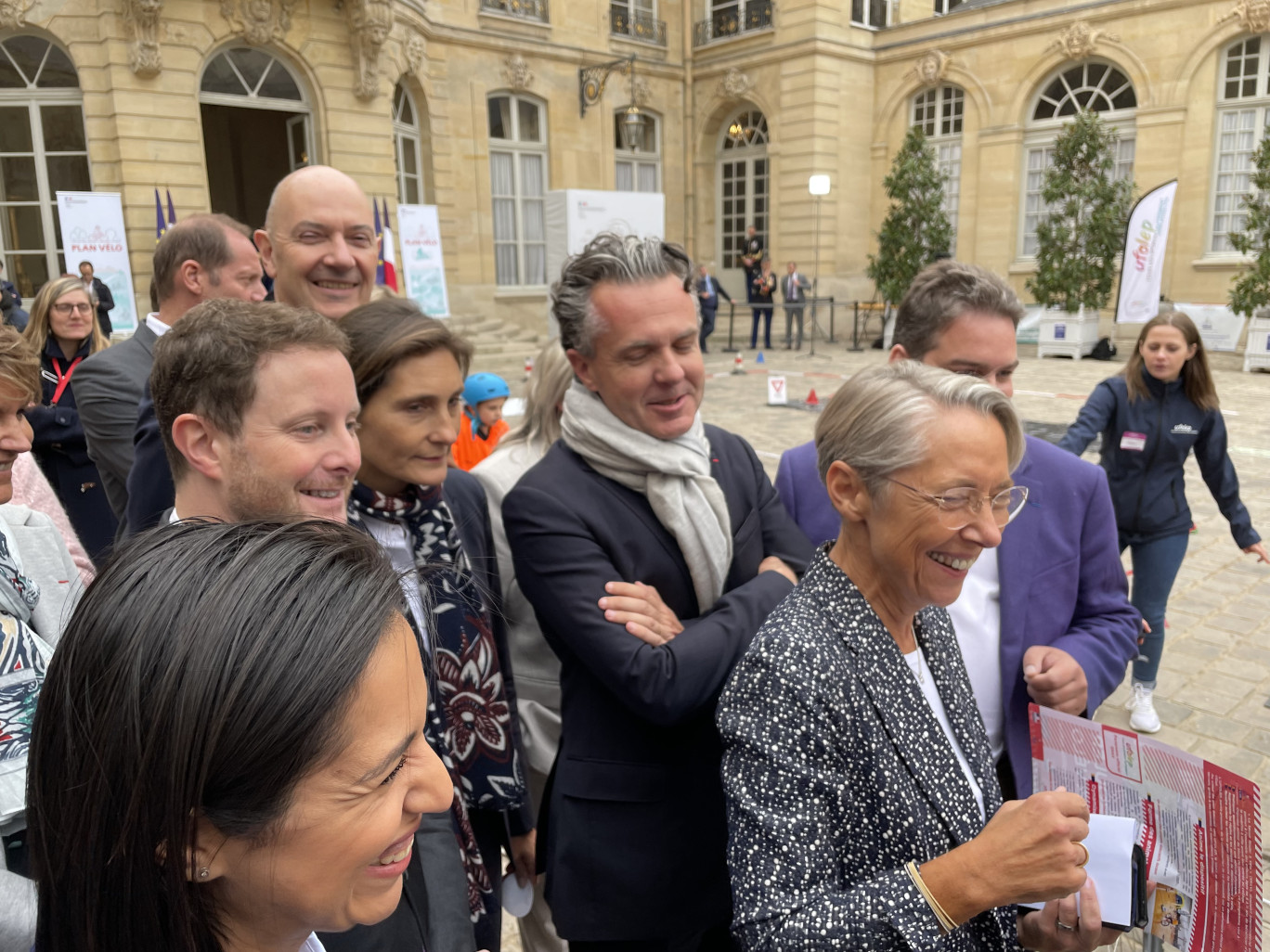 Dans la cour de Matignon (le 20/09/2022), Elisabeth Borne, Christophe Béchu (Transition écologique et Cohésion des territoires) et Clément Beaune (Transports)