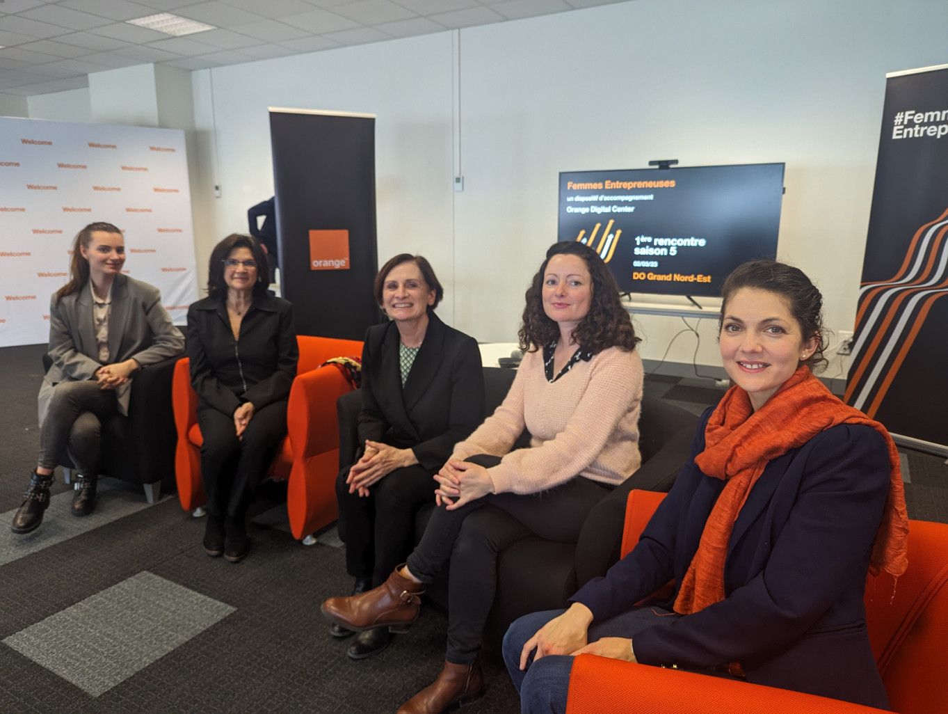 Véronique Morlighem entourée de 4 des 5 entrepreneuses lauréates du dispositif d’accompagnement d’Orange. (© Aletheia Press / N.Hubert)