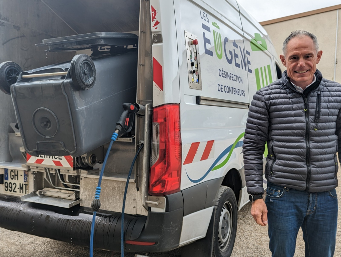 François-Xavier Désertot a imaginé un véhicule pour nettoyer les conteneurs en toute simplicité et dans le respect de l’environnement. (Aletheia Press / Nadège Hubert)