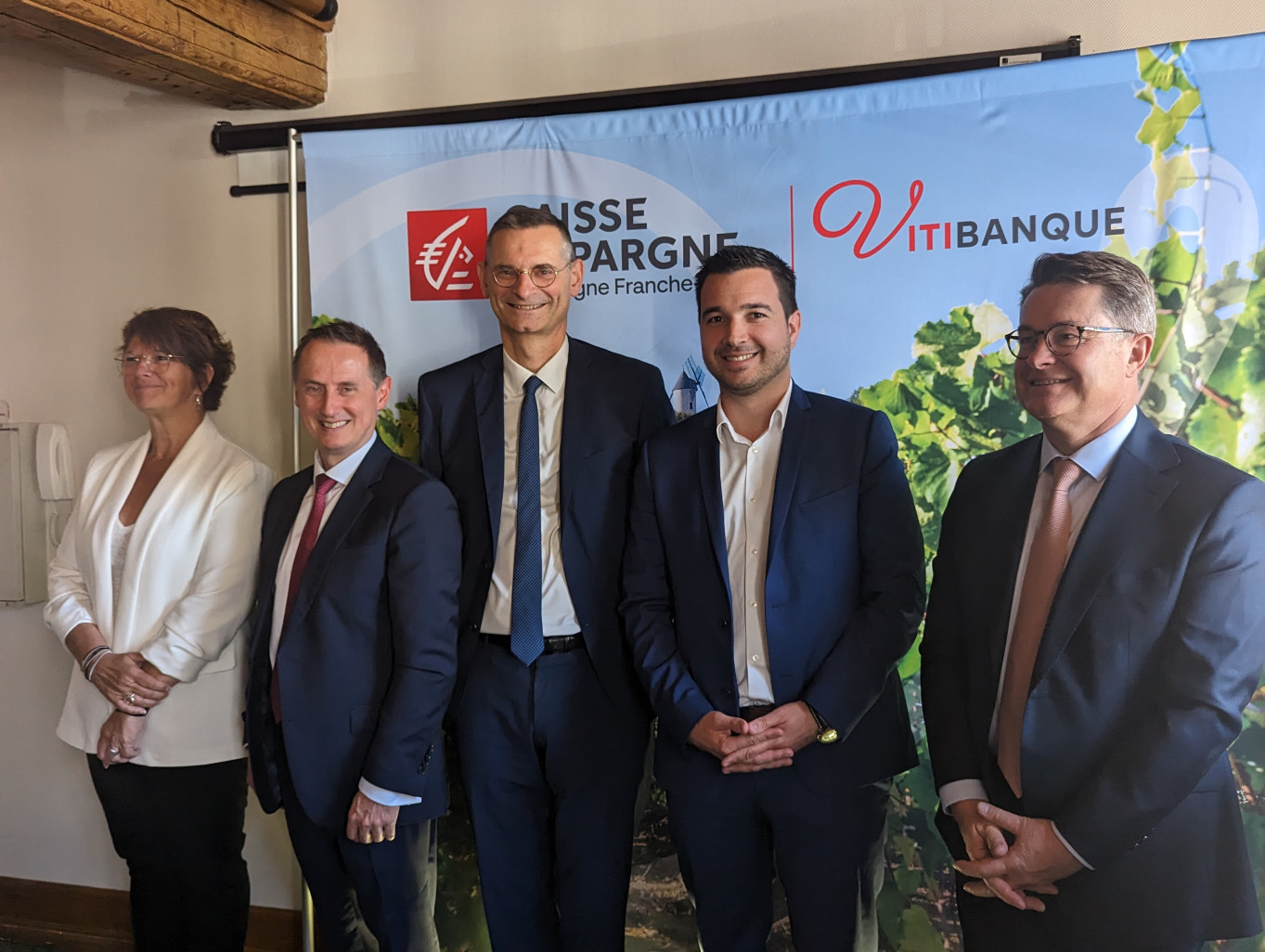Les représentants de la filière viticole et les dirigeants de la Caisse d’Epargne Bourgogne Franche-Comté ont officiellement lancé Vitibanque, le dispositif dédié à la filière viticole, ce 31 mai ce 31 mai à Beaune. (Aletheia Press / Nadège Hubert)