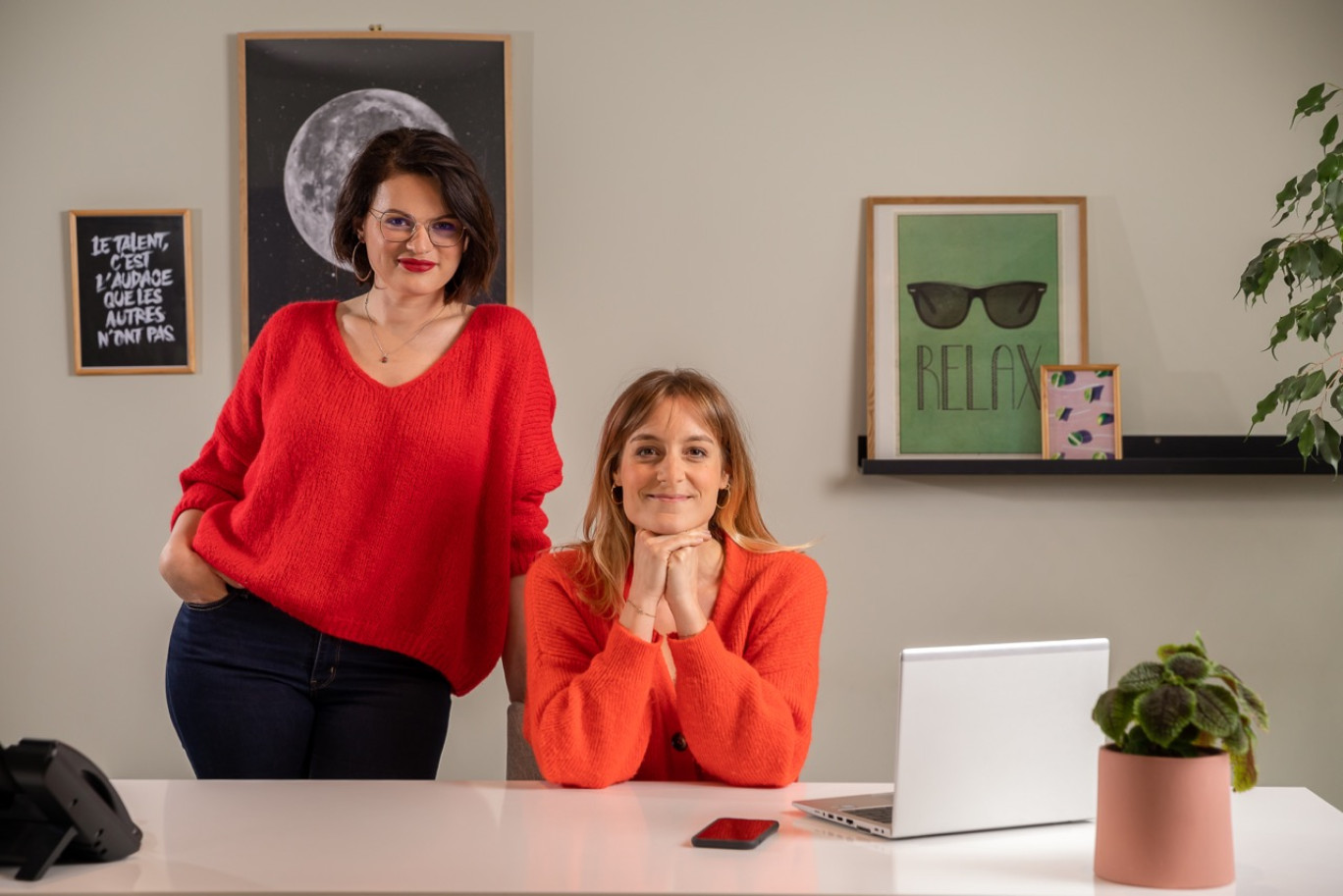 Anaïs Chemarin et Anaïs Laborde accompagnent les viticulteurs au quotidien pour leur faciliter la gestion administrative et leur permettre de se consacrer à leur métier. (© Etienne Ramousse)