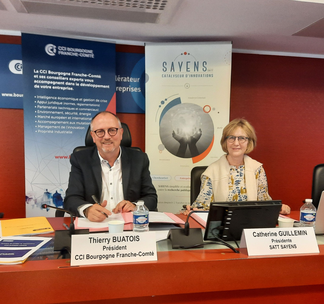 Catherine Guillemin, présidente de la SATT Sayens et Thierry Buatois, président de la CCI BFC ont signé une convention de partenariat. (© SATT Sayens)