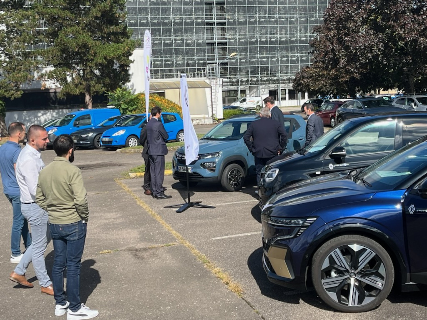 Les salariés d’Enedis Bourgogne ont profité d’une pause déjeuner pour découvrir des véhicules électriques, sous l’impulsion de leur employeur. (© Enedis Bourgogne)
