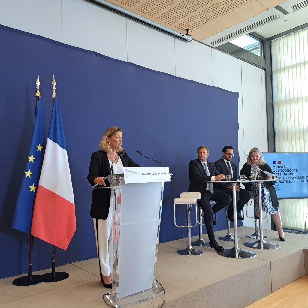 De gauche à droite, Olivia Grégoire, ministre du Tourisme,  François de Canson, président d’ADN Tourisme, Hugo Alvarez, sous-directeur observation, prospective et stratégie chez Atout France, Caroline Leboucher, directrice générale d’Atout France. (© Anne DAUBREE)