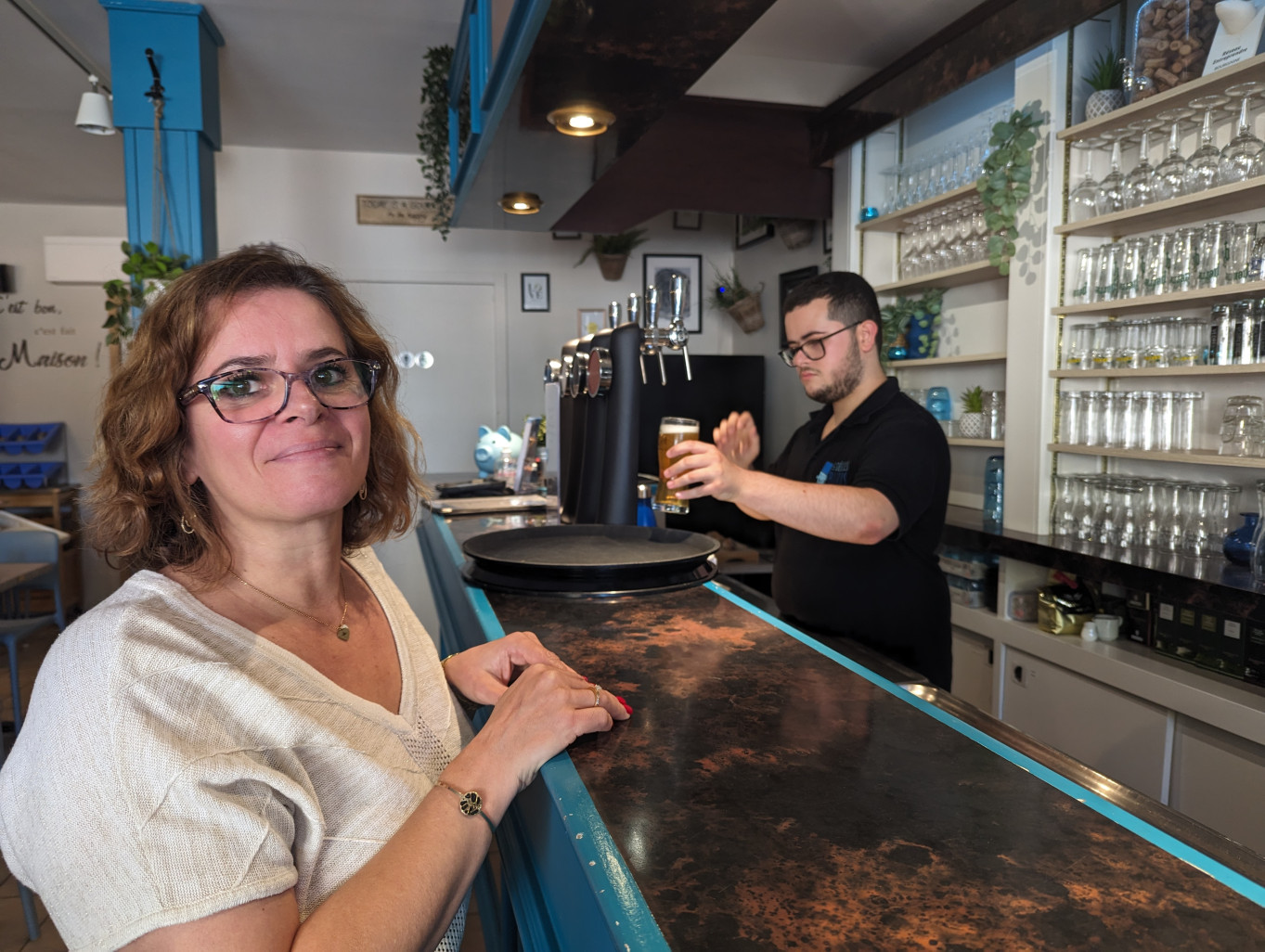 Delphine Jeauneau a ouvert le restaurant d’inclusion les Délices Bleus pour que son fils Baptiste, autiste, entre dans le monde professionnel qu’il avait choisi. (Aletheia Press / Nadège Hubert)