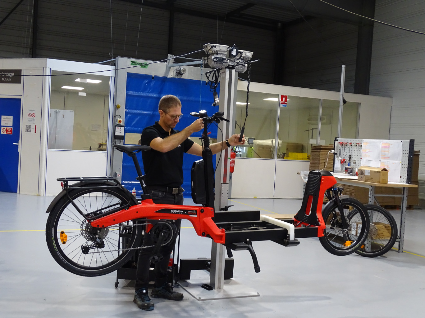 Dans les ateliers flambants neufs de Douze Cycles, les futurs vélos cargo de Toyota prennent forme et se revendiquent d’une fabrication Made in France. (© Aletheia Press / Nadège Hubert)