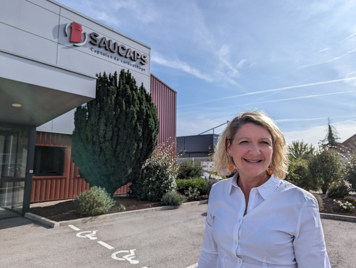 Gaëlle Saunier – Louyot fait l’acquisition d’une nouvelle machine pour la fabrication de capsules de surbouchage pour répondre aux mieux à ses clients actuels et aux nouveaux qui se profilent. (© Aletheia Press / N.Hubert)