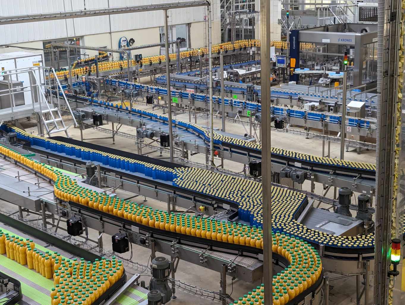 Refresco s’appuie sur deux lignes de production, une pour les contenants en verre et l’autre pour les contenants en plastique, pour produire 75 millions d’unités par an. (© Aletheia Press / Nadège Hubert)