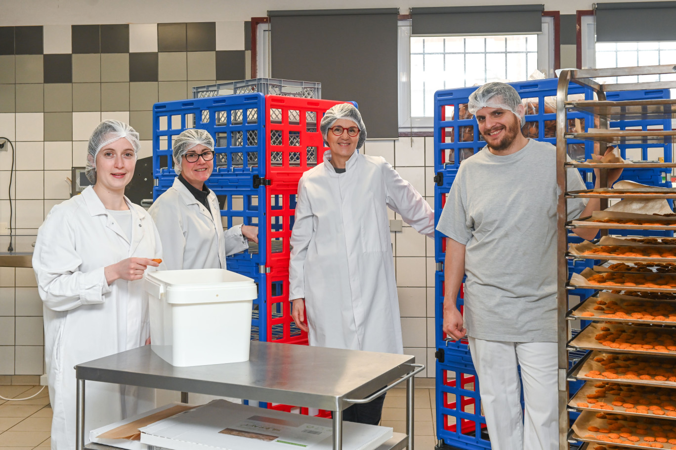 Anne Prieur et ses salariés de Nutrianne mettent l’accent sur des produits locaux pour concevoir des biscuits 100% bio. (© Hugues Deslecluse) 