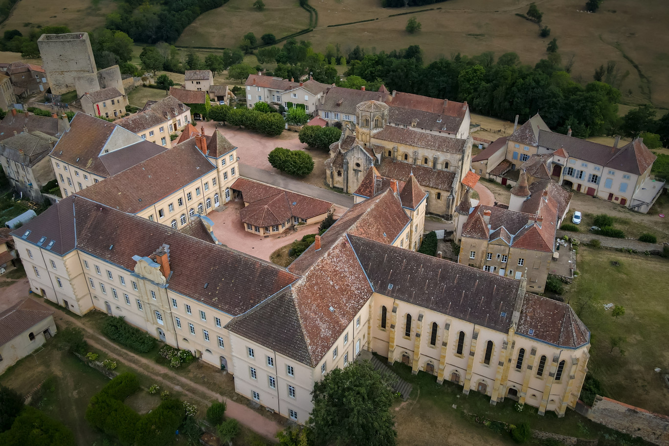 Semur-en-Brionnais fait partie des 27 villages qui bénéficieront de cet accompagnement en ingénierie.   © Adobe Stock.