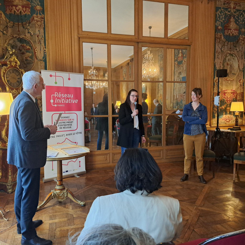 De à gauche à droite : Guillaume Pepy, président d’Initiative France, et deux des lauréates Maïté Ferdinand, fondatrice de Handivisible et Graziella Laurenty, fondatrice de Magasin général du vélo.