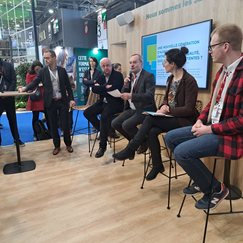 De droite à gauche : Pierre Meyer, membre du conseil d'administration des Jeunes Agriculteurs ; Coline Sovran, chargée de plaidoyer chez Terre de liens, ; Emmanuel Hyest, président du groupe Safer; Bruno Keller, président de la Fédération nationale de la propriété privée rurale