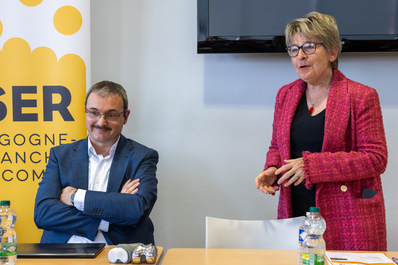 Marie Guite Dufay présidente de la Région Bourgogne Franche-Comté avec Sébastien Henry (pixee Medical).© RBFC – XD