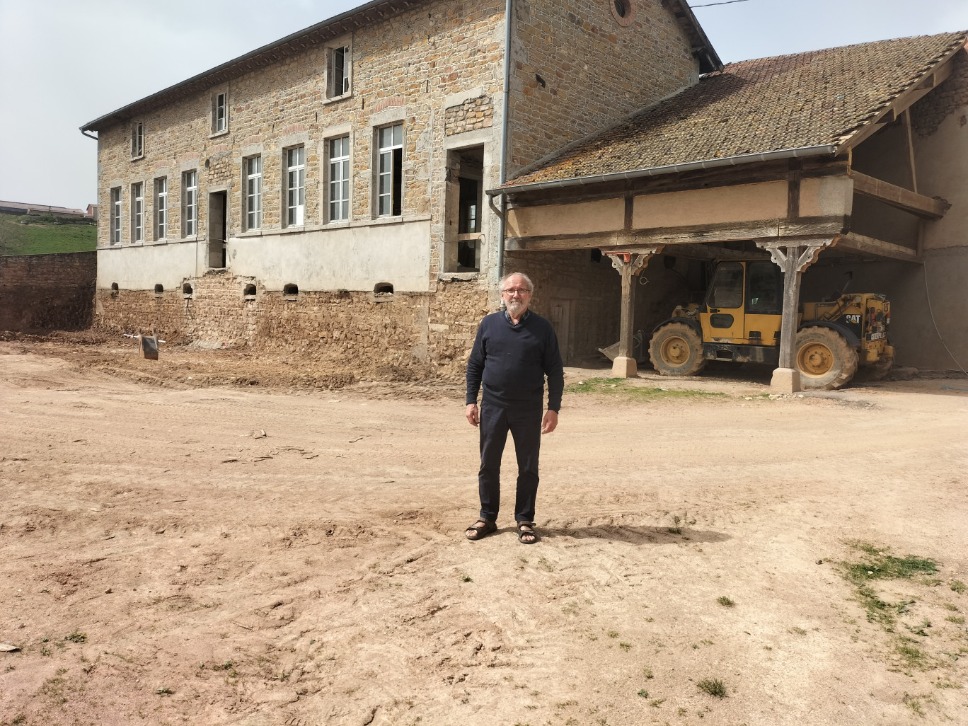 Michel Maya, maire de Tramayes, devant le projet de rénovation de l’ancienne école élémentaire qui deviendra un tiers-lieu d’ici plusieurs mois. (@ Mairie de Tramayes)