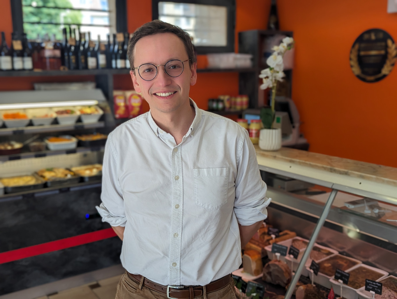 Un rosbeef par-ci, une salade piémontaise par-là, quelques tranches de jambon juste après… Les clients se suivent dans la boutique Mitanchey à Dijon. La renommée et la réputation du boucher – charcutier – traiteur ne se démentent pas depuis sa création en 1988 à l’initiative de Jean-François Mitanchey. « La partie traiteur s’est peu à peu développé jusqu’à représenter les deux tiers du chiffre d’affaires » précise Matthieu Heitz. Le trentenaire, alsacien d’origine, a repris l’entreprise en avril dernier. Désormais à la tête d’une équipe de 15 salariés, dont trois apprentis, il avait pourtant débuté sa carrière professionnelle dans un tout autre secteur. « J’ai opéré une reconversion en 2017 après avoir été commercial dans le monde des vins et spiritueux. Je voulais me recentrer alors que je vivais entre Paris, Dijon et Mâcon tout en faisant quelque chose de mes mains. » Il affiche une certaine appétence pour le produit fini de la boucherie mais aussi un grand respect pour le savoir-faire nécessaire. « On ne peut pas s’improviser boucher ! » sourit-il. La filière lui offrait par ailleurs la garantie d’un débouché, rassurant le père de famille responsable qu’il est. De l’apprentissage à la reprise En parallèle de son parcours à l’Ecole des métiers, il intègre Mitanchey pendant un an. « J’envisageais de créer ma propre boucherie mais le projet a finalement avorté. » Il a toutefois continué à travailler dans le secteur, dans sa dimension commerciale, en rejoignant un abattoir. Il y développe de nouvelles connaissances sur la matière première ou encore sur la rentabilité d’un animal. A ce poste, il côtoie toujours Mitanchey et échange régulièrement avec Nathalie Goux, la dirigeante. « Elle m’a demandé si je voulais toujours entreprendre alors on s’est assis autour de la table pour discuter de la faisabilité du projet. » En fin d’année 2023, il quitte son poste à l’abattoir pour se concentrer sur cette idée et reprend officiellement l’enseigne en avril 2024. D’hier à demain Pendant plusieurs mois, le nouveau dirigeant profite des compétences et des connaissances de l’ancienne propriétaire afin de « garantir le suivi des partenariats et pour s’assurer de la continuité dans le travail. » Matthieu Heitz met l’accent sur le rôle des équipes, fidèles et indispensables. « S’il faut aider en boutique en prenant un couteau, je le ferai mais j’ai des collaborateurs qui le manient bien mieux que moi » reconnaît-il. Bien qu’il veuille garder les bases du succès de Mitanchey en mettant l’accent sur les compétences en place, le jeune repreneur ne manque toutefois pas d’idées. « Nous allons refaire le magasin à l’automne, avoir un nouveau logo, nous accueillerons de nouveaux apprentis en septembre prochain. On innove dans le respect du produit et du client, tout en restant authentique. » Pour Aletheia Press, Nadège Hubert