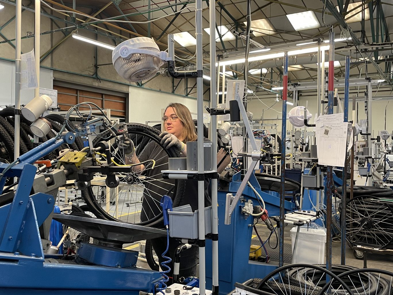 © O.RAZEMON Assemblage, à la Manufacture française du cycle, à Machecoul (Loire-Atlantique), début avril.